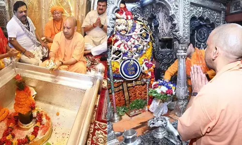 UP News : सावन के पहले दिन काशी में CM योगी ने किए बाबा विश्वनाथ का जलाभिषेक और काल भैरव के दर्शन