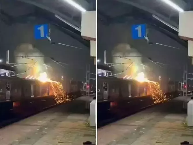 Dakshineswar Railway Station: दक्षिणेश्वर रेलवे स्टेशन पर बड़ा हादसा टला, ट्रेन पर अचानक गिरा ओवरहेड बिजली का तार, चिंगारी देख मची अफरा तरफी, Video वायरल