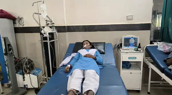 CG News : स्कूल में एक के बाद एक बेहोश हुईं 5 छात्राएं, मची अफरा-तफरी, एक की हालत गंभीर CG News : स्कूल में एक के बाद एक बेहोश हुईं 5 छात्राएं, मची अफरा-तफरी, एक की हालत गंभीर