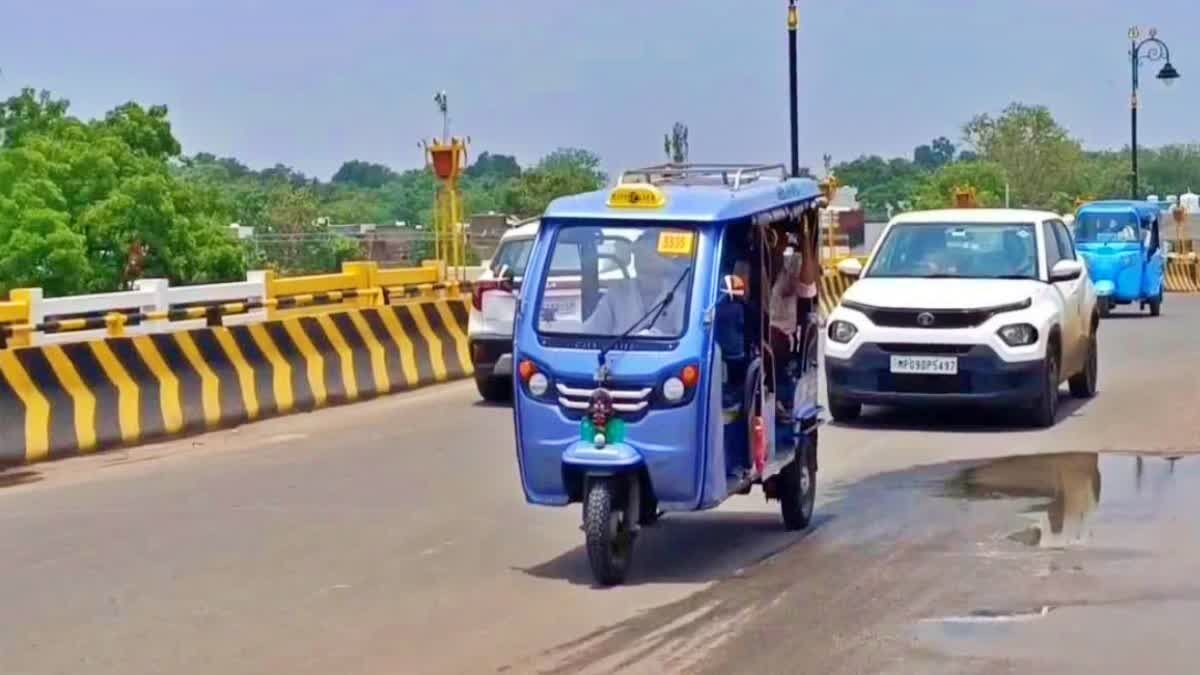 MP Crime : ई-रिक्शा में पलभर में गायब हुआ 15 लाख का बैग, महाराष्ट्र से आए बुजुर्ग के 12 तोला जेवर चोरी