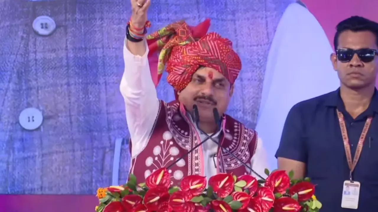 MP : सीएम डॉ. मोहन यादव ने 283 करोड़ की विकास परियोजनाओं की दी सौगात, स्व-सहायता समूहों को 300 करोड़ का ऋण, दिव्यांग को मिली बाइक