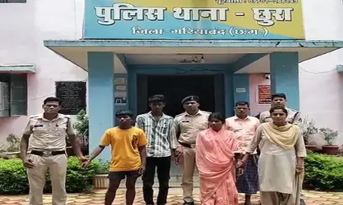 CG Crime : अवैध शराब पर कार्रवाई करने पहुंची पुलिस टीम पर हमला, महिला और नाबालिग समेत 6 गिरफ्तार CG Crime : अवैध शराब पर कार्रवाई करने पहुंची पुलिस टीम पर हमला, महिला और नाबालिग समेत 6 गिरफ्तार