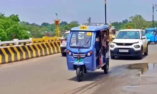 MP Crime : ई-रिक्शा में पलभर में गायब हुआ 15 लाख का बैग, महाराष्ट्र से आए बुजुर्ग के 12 तोला जेवर चोरी