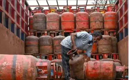 LPG Commercial cylinder: कमर्शियल LPG सिलेंडर 200 रुपए सस्ता, होटल-रेस्तरां को बड़ी राहत, जानें कब से लागू होगी नई कीमत