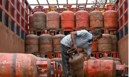 LPG Commercial cylinder: कमर्शियल LPG सिलेंडर 200 रुपए सस्ता, होटल-रेस्तरां को बड़ी राहत, जानें कब से लागू होगी नई कीमत