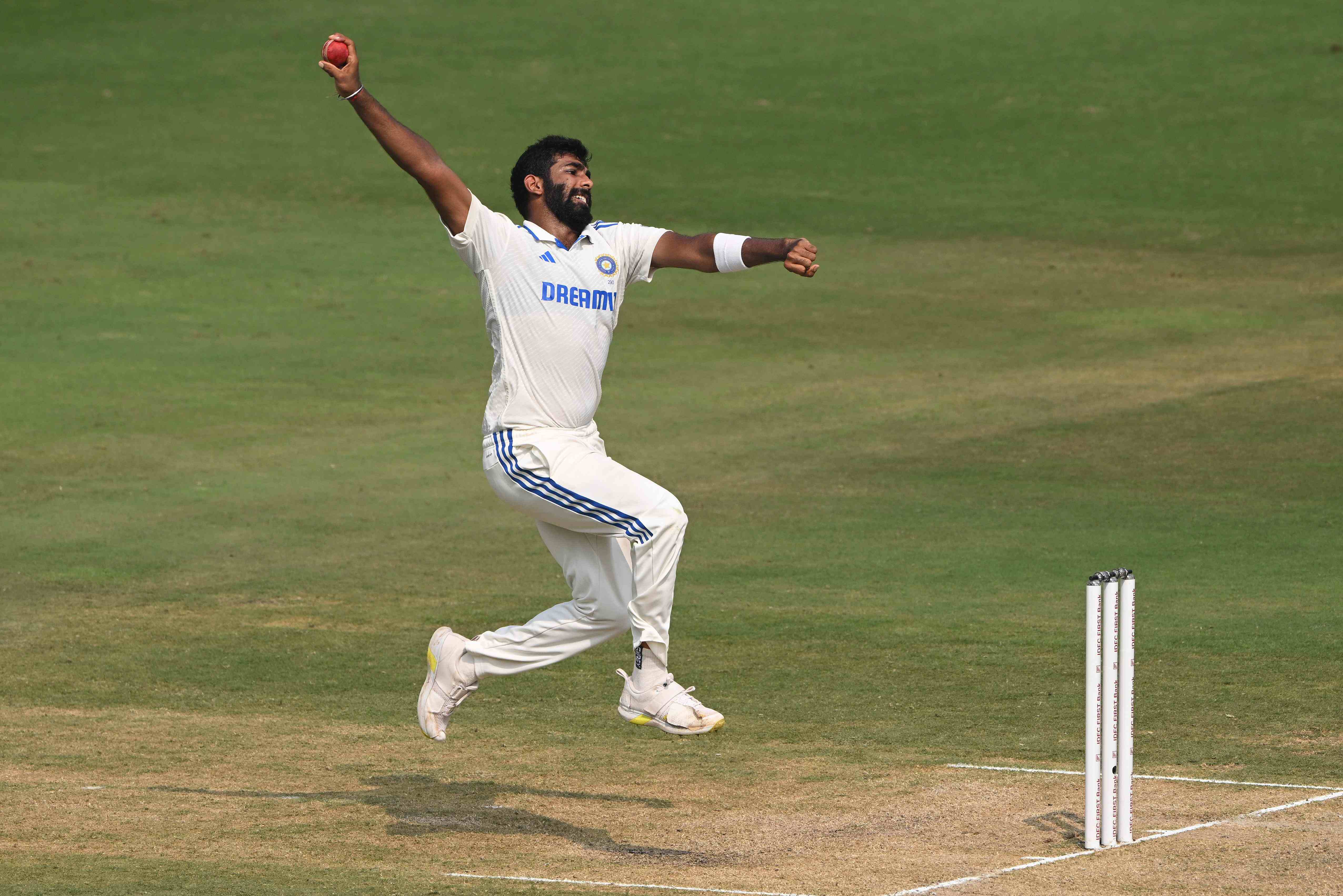IND vs SL : श्रीलंका के खिलाफ टेस्ट सीरीज से बाहर हुए जसप्रीत बुमराह, ये है बड़ी वजह; अब इस खिलाड़ी पर नजर
