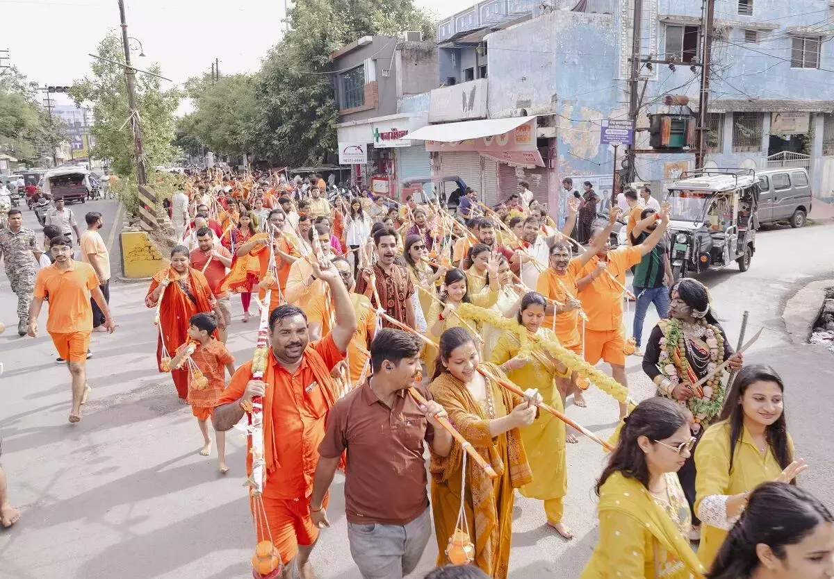 34516-kawad-yatra Raipur: 500 से अधिक शिवभक्तों की सहभागिता से अग्रवाल समाज की भव्य कांवड़ यात्रा संपन्न