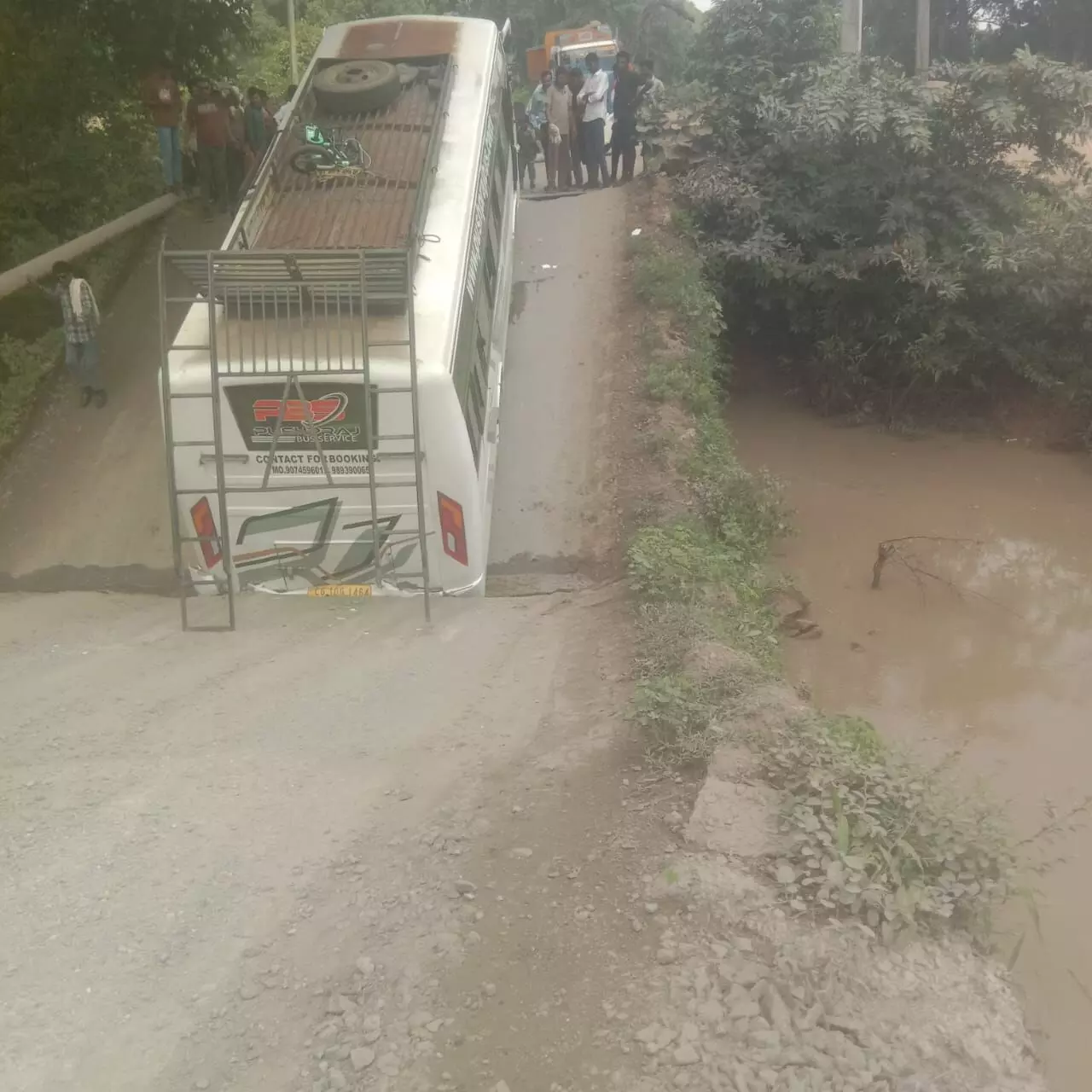 34530-a8bc68fd-1e7a-4938-a53b-8521da33c34f CG News : चलते-चलते ढह गया पुल, बीच में फंसी यात्रियों से भरी बस, टला बड़ा हादसा