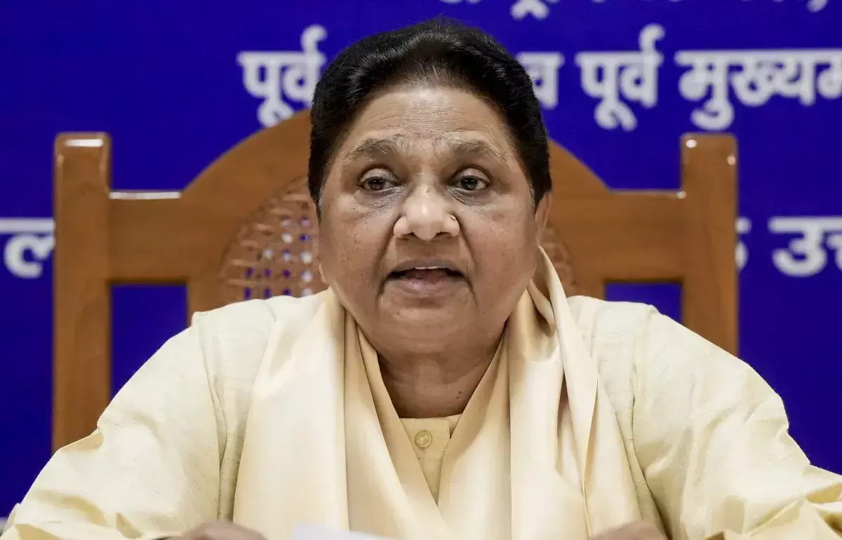 UP Politics: चुनाव से पहले मायावती का बड़ा एक्शन, दो वरिष्ठ नेताओं पर गिरी गाज, BSP में मचा सियासी घमासान UP Politics: चुनाव से पहले मायावती का बड़ा एक्शन, दो वरिष्ठ नेताओं पर गिरी गाज, BSP में मचा सियासी घमासान