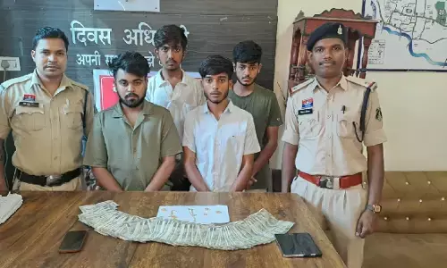 CG Crime : धमकी और ब्लैकमेल से परिवार से 14.50 लाख नकद व 450 ग्राम सोना ऐंठा, 4 आरोपी गिरफ्तार