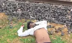 CG News : शिवप्रसाद नगर रेलवे ट्रैक पर मिला युवक का शव, ट्रेन से गिरने की आशंका, पहचान में जुटी पुलिस CG News : शिवप्रसाद नगर रेलवे ट्रैक पर मिला युवक का शव, ट्रेन से गिरने की आशंका, पहचान में जुटी पुलिस