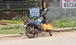 Raipur City News : सड़क पर दौड़ती बाइक बनी आग का गोला, चालक ने कूदकर बचाई जान