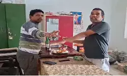 Teacher Suspended : स्कूल में शराब पार्टी करना पड़ा भारी, वीडियो वायरल होते ही दो शिक्षक निलंबित Teacher Suspended : स्कूल में शराब पार्टी करना पड़ा भारी, वीडियो वायरल होते ही दो शिक्षक निलंबित