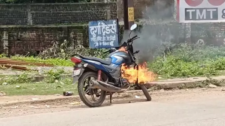 Raipur City News : सड़क पर दौड़ती बाइक बनी आग का गोला, चालक ने कूदकर बचाई जान