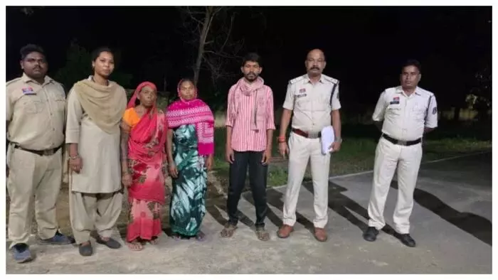CG Crime : प्रेम संबंध और जमीन विवाद बना खूनी साजिश, मां की हत्या के बाद बेटे ने छिपाया शव, तीन गिरफ्तार CG Crime : प्रेम संबंध और जमीन विवाद बना खूनी साजिश, मां की हत्या के बाद बेटे ने छिपाया शव, तीन गिरफ्तार