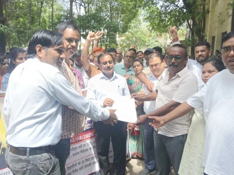 Raipur City News : दो सूत्रीय मांगों को लेकर प्रदेशभर के पटवारी हड़ताल पर, पदोन्नति और वेतन विसंगति को लेकर कलेक्टर को सौंपा ज्ञापन