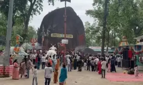 Sawan First Somwar 2026: सावन के पहले सोमवार पर शिवालयों में भक्तों की भीड़, हटकेश्वर महादेव में आधी रात को हुई विशेष पूजा-अर्चना Sawan First Somwar 2026: सावन के पहले सोमवार पर शिवालयों में भक्तों की भीड़, हटकेश्वर महादेव में आधी रात को हुई विशेष पूजा-अर्चना