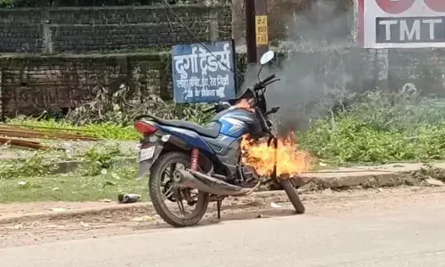 Raipur City News : सड़क पर दौड़ती बाइक बनी आग का गोला, चालक ने कूदकर बचाई जान Raipur City News : सड़क पर दौड़ती बाइक बनी आग का गोला, चालक ने कूदकर बचाई जान