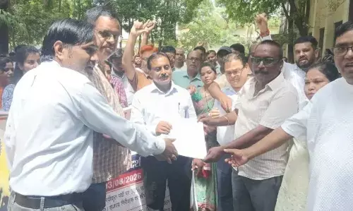 Raipur City News : दो सूत्रीय मांगों को लेकर प्रदेशभर के पटवारी हड़ताल पर, पदोन्नति और वेतन विसंगति को लेकर कलेक्टर को सौंपा ज्ञापन Raipur City News : दो सूत्रीय मांगों को लेकर प्रदेशभर के पटवारी हड़ताल पर, पदोन्नति और वेतन विसंगति को लेकर कलेक्टर को सौंपा ज्ञापन