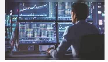 Stock Market August 4: आरबीआई की नीति और वैश्विक संकेतों के बीच बाजार अलर्ट, सेंसेक्स मजबूत तो निफ्टी फिसला