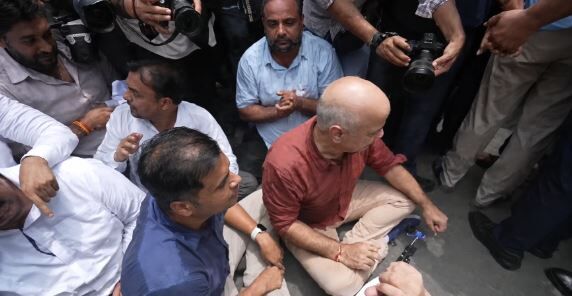 Kejriwal E20 Protest Live: अरविंद केजरीवाल के PM हाउस मार्च को पुलिस ने रोका, केजरीवाल बोले- E20 थोपना बंद करें, फ़िरोज़ शाह रोड पर धरने पर बैठे कार्यकर्ता