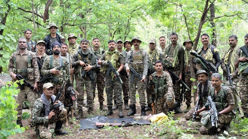 CG News : जंगल में मिला नक्सलियों के हथियारों का जखीरा, सुरक्षाबलों ने रायफल और 49 जिंदा कारतूस किए बरामद