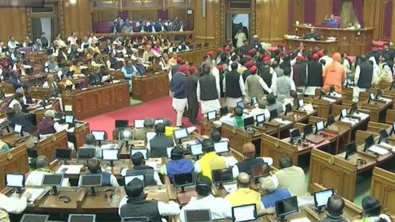 UP Assembly : यूपी विधानसभा में चढ़ावा चोरी मुद्दे पर भारी बवाल, मार्शलों से धक्कामुक्की के बाद सदन स्थगित