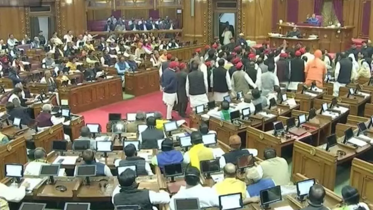 34686-up-assembly-1 UP Assembly : यूपी विधानसभा में चढ़ावा चोरी मुद्दे पर भारी बवाल, मार्शलों से धक्कामुक्की के बाद सदन स्थगित