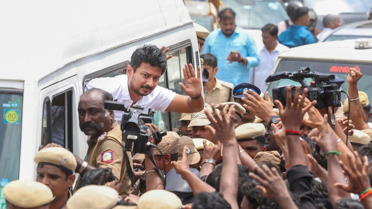 Udhayanidhi Stalin : उदयनिधि स्टालिन से 90 मिनट पूछताछ के बाद रिहाई, थाने के बाहर समर्थकों का हंगामा
