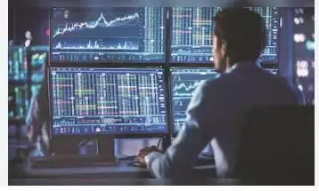Stock Market August 4: आरबीआई की नीति और वैश्विक संकेतों के बीच बाजार अलर्ट, सेंसेक्स मजबूत तो निफ्टी फिसला