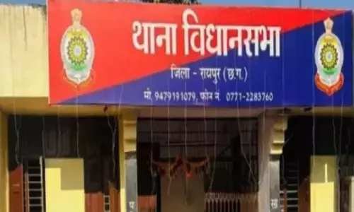 Raipur City News: विधानसभा रोड पर स्कूल बस की चपेट में आने से 2 साल के मासूम की मौत, थाने के बाहर हंगामा Raipur City News: विधानसभा रोड पर स्कूल बस की चपेट में आने से 2 साल के मासूम की मौत, थाने के बाहर हंगामा