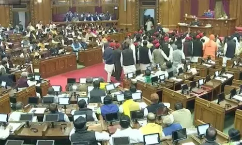 UP Assembly : यूपी विधानसभा में चढ़ावा चोरी मुद्दे पर भारी बवाल, मार्शलों से धक्कामुक्की के बाद सदन स्थगित
