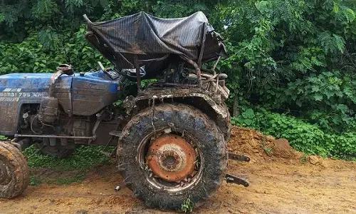 MP Accident : धान रोपाई से लौट रहे मजदूरों का ट्रैक्टर पलटा, 15 वर्षीय किशोरी की मौत, तीन महिलाएं घायल