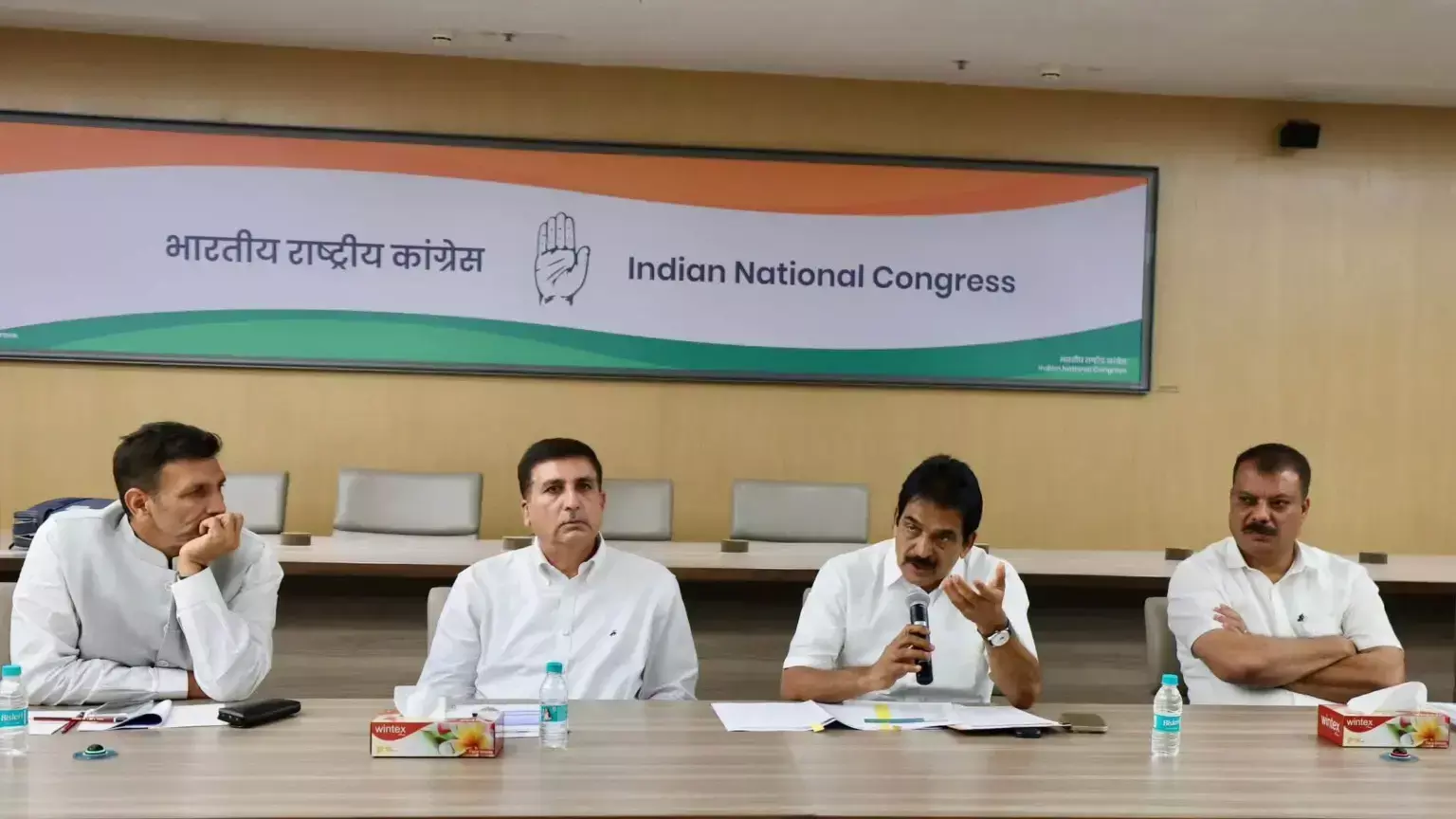 MP : मध्य प्रदेश कांग्रेस में बड़ा बदलाव, सभी इकाइयां भंग; नए सिरे से होगा संगठन का पुनर्गठन MP : मध्य प्रदेश कांग्रेस में बड़ा बदलाव, सभी इकाइयां भंग; नए सिरे से होगा संगठन का पुनर्गठन