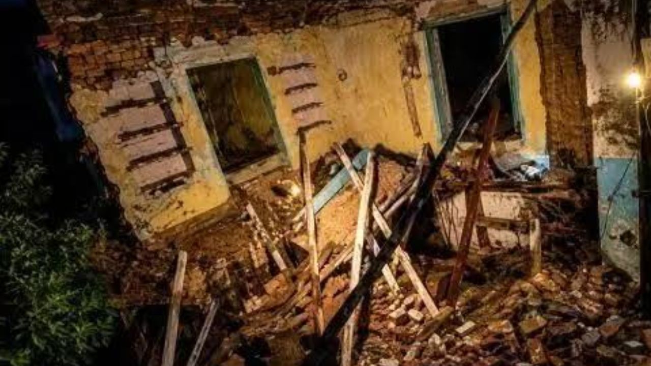 UP : भारी बारिश बनी काल : 100 साल पुराना मकान ढहा, एक ही परिवार के 6 लोगों की दर्दनाक मौत