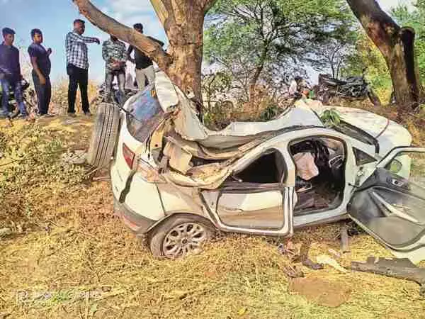 MP Accident : तेज रफ्तार XUV पेड़ से टकराई, एक की मौके पर मौत, चार जिंदगी के लिए जूझ रहे MP Accident : तेज रफ्तार XUV पेड़ से टकराई, एक की मौके पर मौत, चार जिंदगी के लिए जूझ रहे