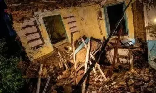 UP : भारी बारिश बनी काल : 100 साल पुराना मकान ढहा, एक ही परिवार के 6 लोगों की दर्दनाक मौत UP : भारी बारिश बनी काल : 100 साल पुराना मकान ढहा, एक ही परिवार के 6 लोगों की दर्दनाक मौत