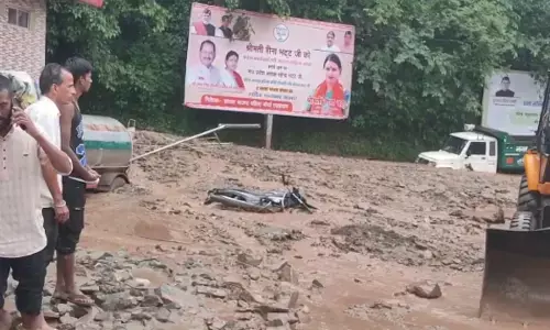 Uttarakhand : उत्तराखंड में भारी बारिश से तबाही, केदारनाथ हाईवे पर मलबे में दबे कई वाहन, यमुनोत्री-गंगोत्री मार्ग पर भूस्खलन