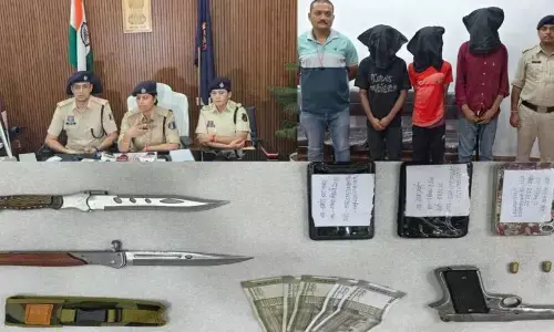 Raipur City Crime : कल्याण ज्वेलर्स में डकैती की साजिश नाकाम, हथियारों के साथ 3 बदमाश गिरफ्तार, 2 फरार Raipur City Crime : कल्याण ज्वेलर्स में डकैती की साजिश नाकाम, हथियारों के साथ 3 बदमाश गिरफ्तार, 2 फरार