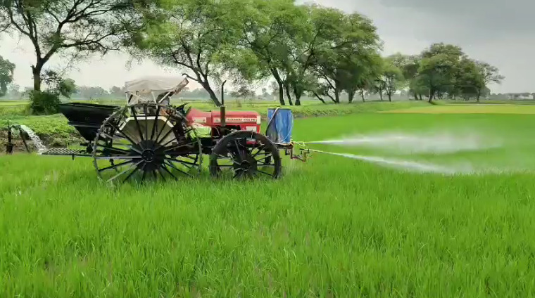 CG Agriculture : बालोद के किसान का अनोखा आविष्कार, 1.70 लाख में तैयार की मशीन; मिनटों में खेत में छिड़काव