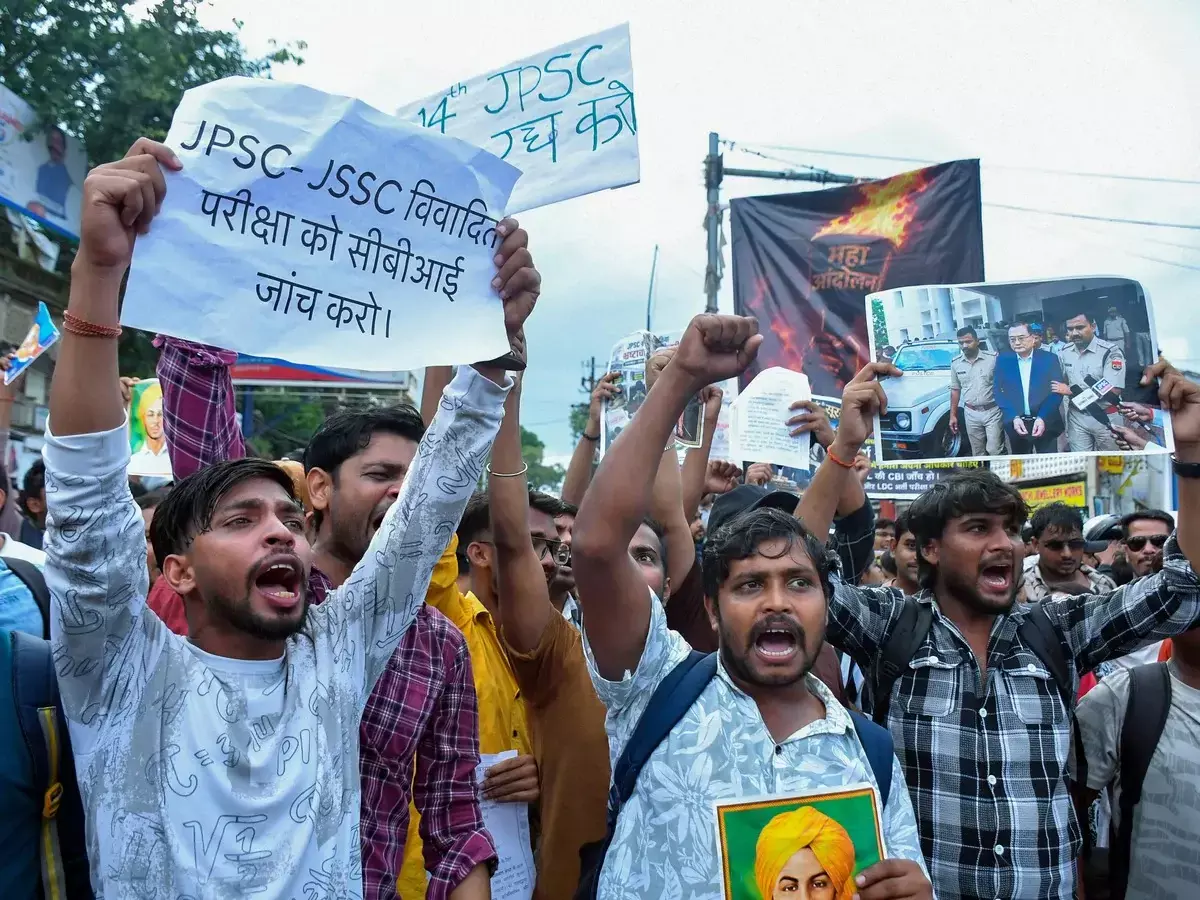 JPSC-JSSC Protest: जेपीएससी-जेएसएससी प्रदर्शन के बीच तीन सदस्यों ने दिया इस्तीफा, सीबीआई जांच की मांग पर अड़े प्रदर्शनकारी