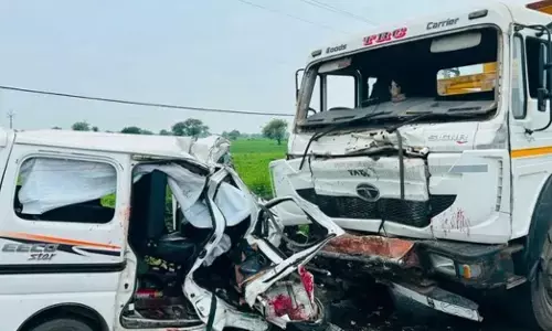MP Accident : महाकाल दर्शन कर गुजरात लौट रहे श्रद्धालुओं की ईको को कंटेनर ने मारी टक्कर, 6 की मौत MP Accident : महाकाल दर्शन कर गुजरात लौट रहे श्रद्धालुओं की ईको को कंटेनर ने मारी टक्कर, 6 की मौत