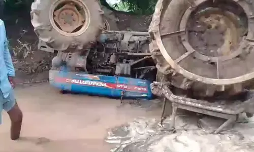 CG Accident : खेत की जुताई के दौरान पलटा ट्रैक्टर, नीचे दबने से चालक की मौत