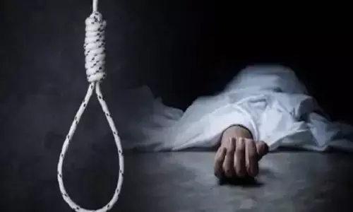 CG News : नाबालिग ने घर में लगाई फांसी, कमरे का दरवाजा तोड़कर बाहर निकाला गया शव