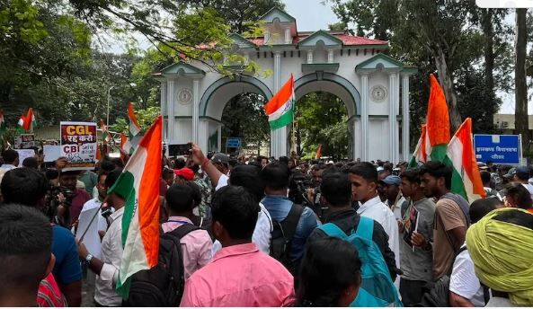 Jharkhand Student Protest Live: पहला बैरिकेड लांघकर प्रदर्शनकारी छात्र आगे बढ़े, रांची में विधानसभा मार्च को रोकने के लिए पुलिस मुस्तैद