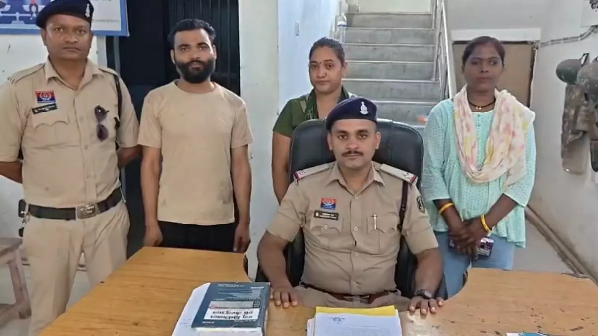 35242-image-66-2 CG Crime : शादी का झांसा, नौकरी का लालच और लाखों की ठग, मेट्रिमोनियल साइट के जरिए महिलाओं को फंसाने वाला दंपति गिरफ्तार