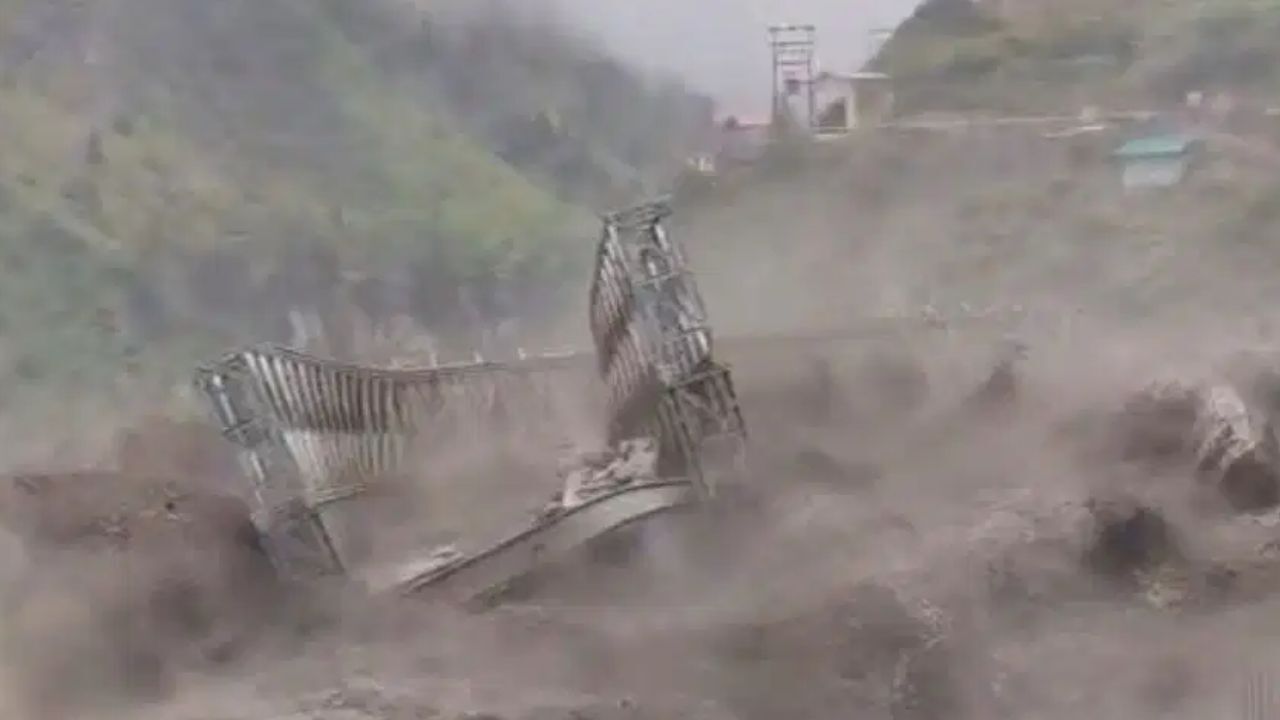 Uttarakhand : चमोली में भारी बारिश का असर, तेज बहाव में बहा वैली ब्रिज; नीती घाटी के 17 गांवों का संपर्क टूटा