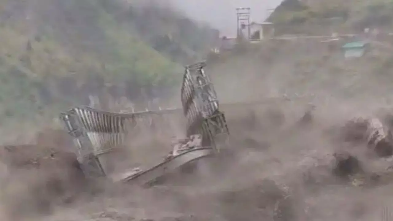 Uttarakhand : चमोली में भारी बारिश का असर, तेज बहाव में बहा वैली ब्रिज; नीती घाटी के 17 गांवों का संपर्क टूटा Uttarakhand : चमोली में भारी बारिश का असर, तेज बहाव में बहा वैली ब्रिज; नीती घाटी के 17 गांवों का संपर्क टूटा