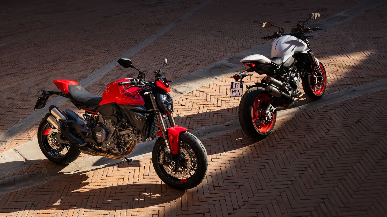 Ducati: डुकाटी मॉन्स्टर भारत में लॉन्च, न्यू डिजाइन और दमदार V2 इंजन, जानें इसकी पावर, फीचर्स और कीमत