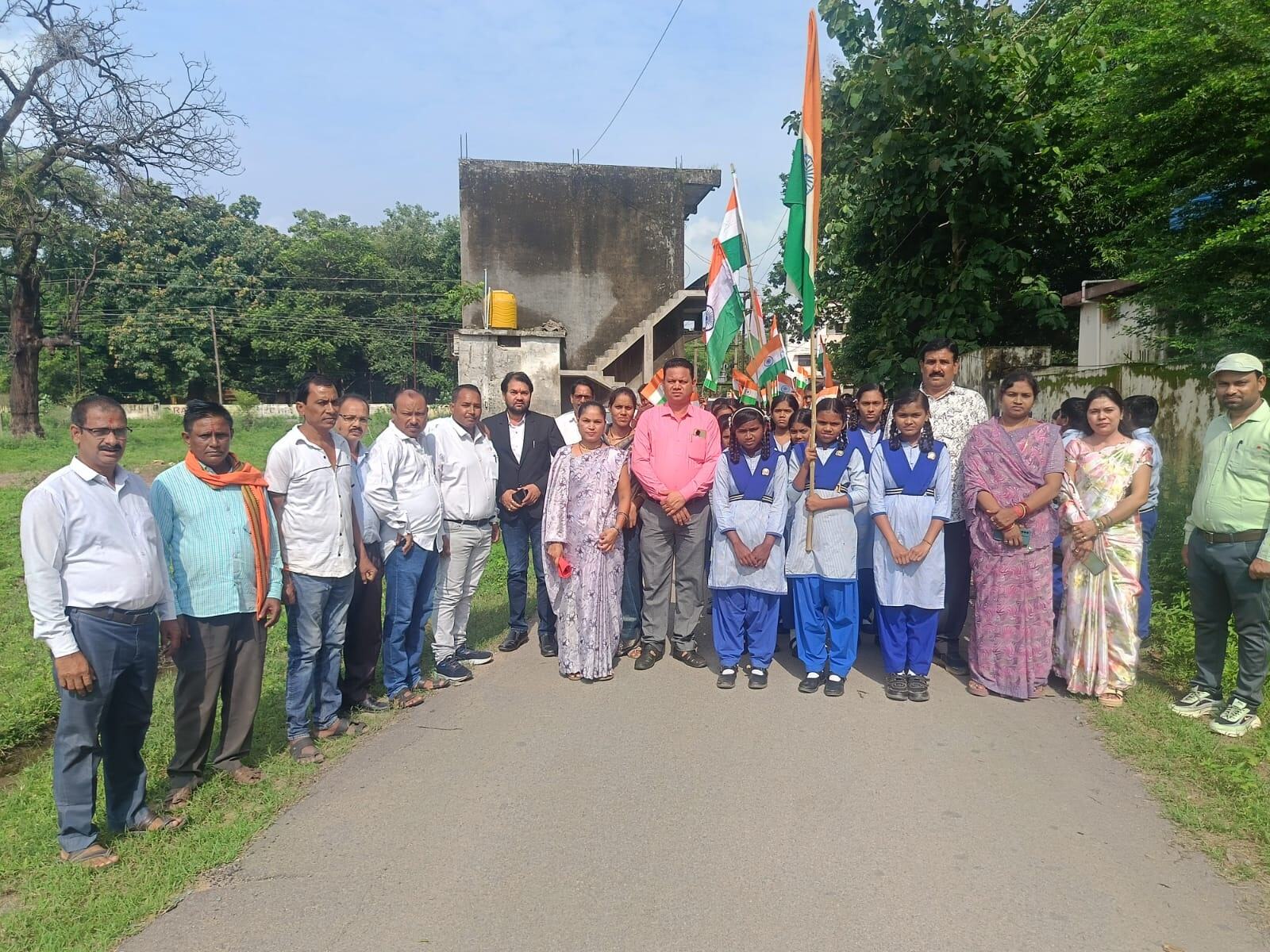 CG: बागबाहरा में निकली तिरंगा रैली, बच्चों ने दिया देशभक्ति का संदेश; शिक्षकों और पालकों ने भी लिया हिस्सा